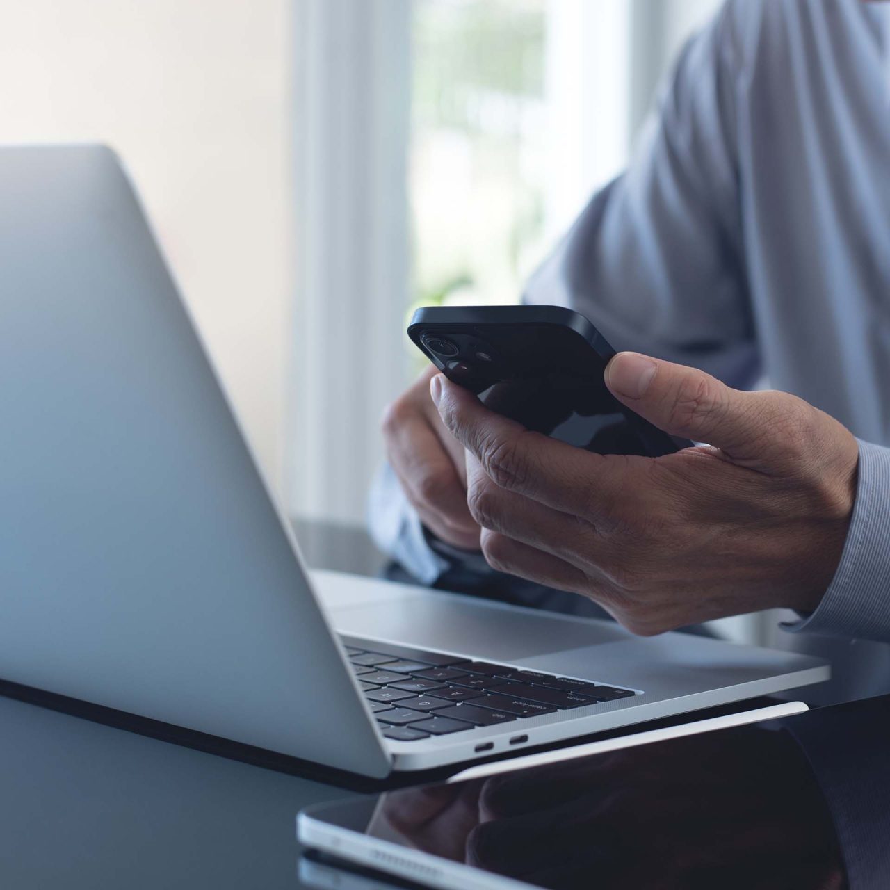 Man using a kaptop image